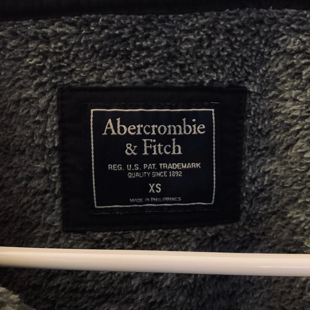 Abercrombie & Fitch Asymmetrical Snap-Up Fleece - Picture 4 of 5